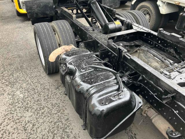 エルフトラック 　２ｔダンプ　５速マニュアル　低床　４ナンバー　総重量４９６５ｋｇ　コボレーン　中間ピン　ＭＴ　後輪ダブル　キーレス　ターボ　ＥＳＣ　　パワーウィンドウ　エアバッグ　外装板金ペイント（22枚目）