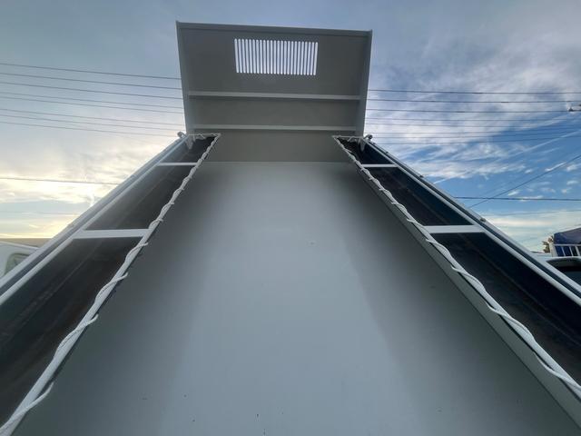 キャンター 　２トン強化ダンプ　コボレーン　中間ピン　外装板金ペイント　低床　後輪ダブル　レーンアシスト　ＥＴＣ　キーレスエントリー（10枚目）