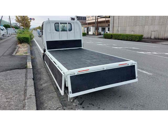 エルフトラック 　２ｔ　低床トラック　ＥＴＣ　ナビ　キーレスエントリー　ディーゼルターボ　長さ３１１ｃｍ　幅１６２ｃｍ　外装板金ペイント（5枚目）