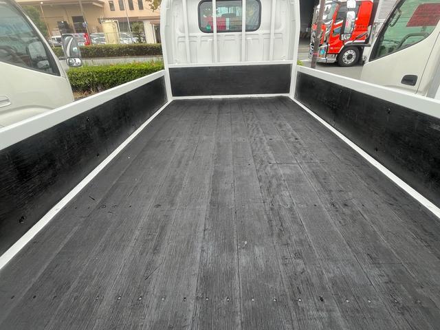 エルフトラック 　２ｔ　低床トラック　ＥＴＣ　ナビ　キーレスエントリー　ディーゼルターボ　長さ３１１ｃｍ　幅１６２ｃｍ　外装板金ペイント（6枚目）