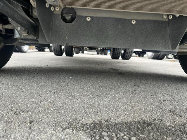 エルフトラック 　２ｔ　低床トラック　ＥＴＣ　ナビ　キーレスエントリー　ディーゼルターボ　長さ３１１ｃｍ　幅１６２ｃｍ　外装板金ペイント（10枚目）