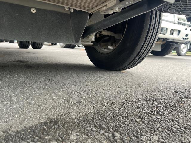 エルフトラック 　２ｔ　低床トラック　ＥＴＣ　ナビ　キーレスエントリー　ディーゼルターボ　長さ３１１ｃｍ　幅１６２ｃｍ　外装板金ペイント（11枚目）