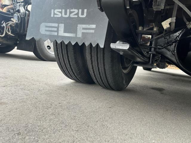 エルフトラック 　２ｔ　低床トラック　ＥＴＣ　ナビ　キーレスエントリー　ディーゼルターボ　長さ３１１ｃｍ　幅１６２ｃｍ　外装板金ペイント（12枚目）