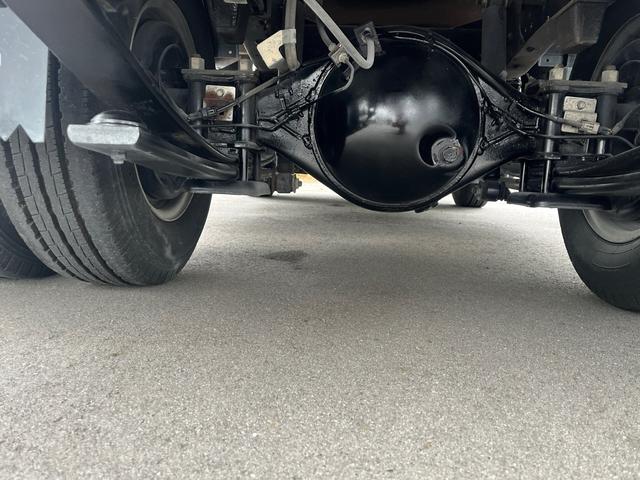 エルフトラック 　２ｔ　低床トラック　ＥＴＣ　ナビ　キーレスエントリー　ディーゼルターボ　長さ３１１ｃｍ　幅１６２ｃｍ　外装板金ペイント（13枚目）