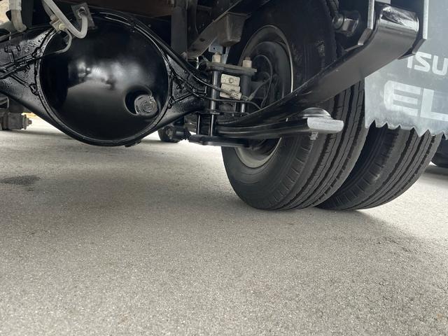 エルフトラック 　２ｔ　低床トラック　ＥＴＣ　ナビ　キーレスエントリー　ディーゼルターボ　長さ３１１ｃｍ　幅１６２ｃｍ　外装板金ペイント（14枚目）