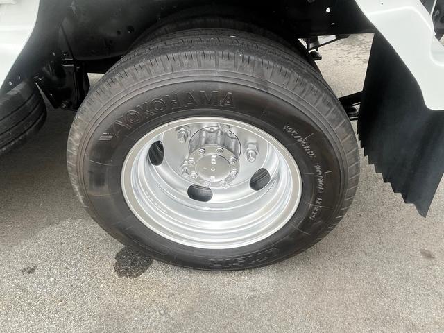 エルフトラック 　２ｔ　低床トラック　ＥＴＣ　ナビ　キーレスエントリー　ディーゼルターボ　長さ３１１ｃｍ　幅１６２ｃｍ　外装板金ペイント（17枚目）