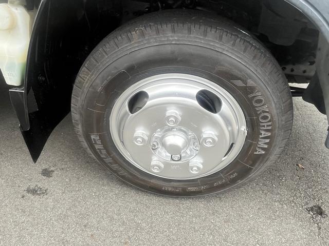 エルフトラック 　２ｔ　低床トラック　ＥＴＣ　ナビ　キーレスエントリー　ディーゼルターボ　長さ３１１ｃｍ　幅１６２ｃｍ　外装板金ペイント（18枚目）