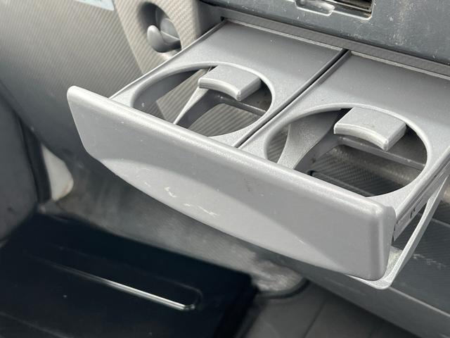 エルフトラック 　２ｔ　低床トラック　ＥＴＣ　ナビ　キーレスエントリー　ディーゼルターボ　長さ３１１ｃｍ　幅１６２ｃｍ　外装板金ペイント（31枚目）