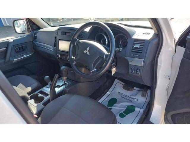 パジェロ ロング　ＧＲ　４ＷＤ　ドライブレコーダー　ＥＴＣ　バックカメラ　ナビ　ＴＶ　アルミホイール　キーレスエントリー　電動格納ミラー　ＡＴ　盗難防止システム　衝突安全ボディ　ＣＤ　ＵＳＢ　ＡＢＳ　ＥＳＣ　エアコン（2枚目）