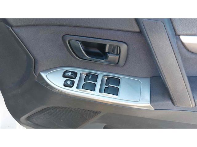 パジェロ ロング　ＧＲ　４ＷＤ　ドライブレコーダー　ＥＴＣ　バックカメラ　ナビ　ＴＶ　アルミホイール　キーレスエントリー　電動格納ミラー　ＡＴ　盗難防止システム　衝突安全ボディ　ＣＤ　ＵＳＢ　ＡＢＳ　ＥＳＣ　エアコン（11枚目）