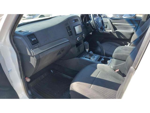 パジェロ ロング　ＧＲ　４ＷＤ　ドライブレコーダー　ＥＴＣ　バックカメラ　ナビ　ＴＶ　アルミホイール　キーレスエントリー　電動格納ミラー　ＡＴ　盗難防止システム　衝突安全ボディ　ＣＤ　ＵＳＢ　ＡＢＳ　ＥＳＣ　エアコン（34枚目）