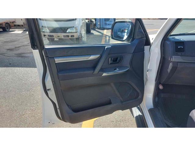 パジェロ ロング　ＧＲ　４ＷＤ　ドライブレコーダー　ＥＴＣ　バックカメラ　ナビ　ＴＶ　アルミホイール　キーレスエントリー　電動格納ミラー　ＡＴ　盗難防止システム　衝突安全ボディ　ＣＤ　ＵＳＢ　ＡＢＳ　ＥＳＣ　エアコン（46枚目）