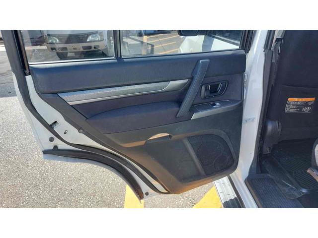 パジェロ ロング　ＧＲ　４ＷＤ　ドライブレコーダー　ＥＴＣ　バックカメラ　ナビ　ＴＶ　アルミホイール　キーレスエントリー　電動格納ミラー　ＡＴ　盗難防止システム　衝突安全ボディ　ＣＤ　ＵＳＢ　ＡＢＳ　ＥＳＣ　エアコン（50枚目）