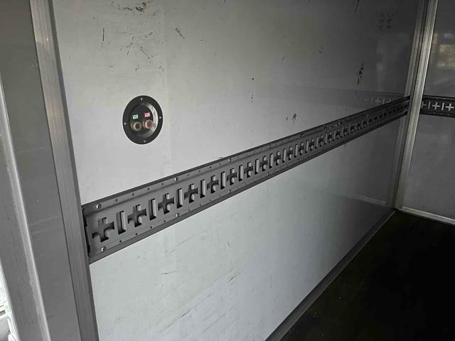 アトラストラック 　１．３５ｔ　はね上げゲート　階段付き　外装仕上げ済み　ＡＴ　後輪ダブル　バックカメラ　電動格納ミラー　エアコン　パワーウィンドウ　運転席エアバッグ　長さ３０７ｃｍ　幅１６４ｃｍ　高さ１８６ｃｍ（18枚目）