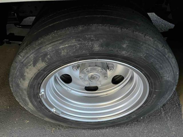 アトラストラック 　１．３５ｔ　はね上げゲート　階段付き　外装仕上げ済み　ＡＴ　後輪ダブル　バックカメラ　電動格納ミラー　エアコン　パワーウィンドウ　運転席エアバッグ　長さ３０７ｃｍ　幅１６４ｃｍ　高さ１８６ｃｍ（33枚目）