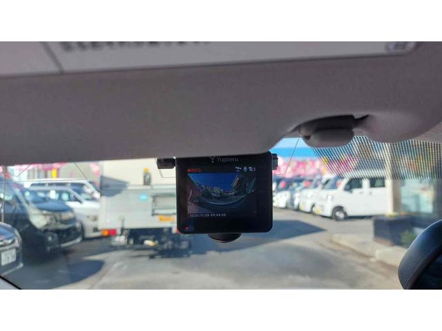 アイシス プラタナ　Ｕセレクション　ドライブレコーダー　ＥＴＣ　バックカメラ　ナビ　ＴＶ　両側電動スライドドア　ＨＩＤ　電動リアゲート　スマートキー　電動格納ミラー　３列シート　ＣＶＴ　アルミホイール　ＣＤ　ＤＶＤ再生（3枚目）