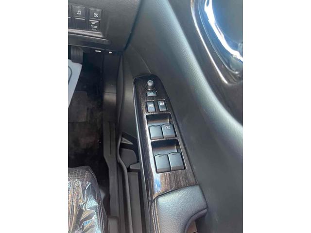 エルグランド ２５０ハイウェイスター　ＥＴＣ　全周囲カメラ　ナビ　ＴＶ　両側電動スライドドア　オートライト　ＨＩＤ　スマートキー　電動格納ミラー　３列シート　フルフラット　ハーフレザーシート　オットマン　ＣＶＴ　アルミホイール　ＣＤ（11枚目）