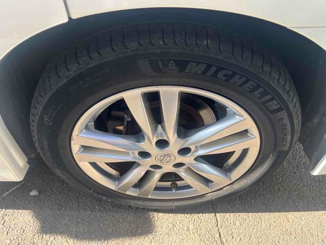 エルグランド ２５０ハイウェイスター　ＥＴＣ　全周囲カメラ　ナビ　ＴＶ　両側電動スライドドア　オートライト　ＨＩＤ　スマートキー　電動格納ミラー　３列シート　フルフラット　ハーフレザーシート　オットマン　ＣＶＴ　アルミホイール　ＣＤ（23枚目）