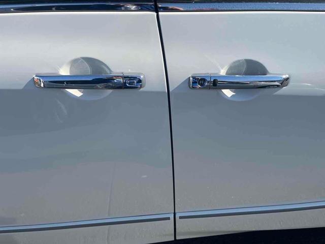 エルグランド ２５０ハイウェイスター　ＥＴＣ　全周囲カメラ　ナビ　ＴＶ　両側電動スライドドア　オートライト　ＨＩＤ　スマートキー　電動格納ミラー　３列シート　フルフラット　ハーフレザーシート　オットマン　ＣＶＴ　アルミホイール　ＣＤ（24枚目）