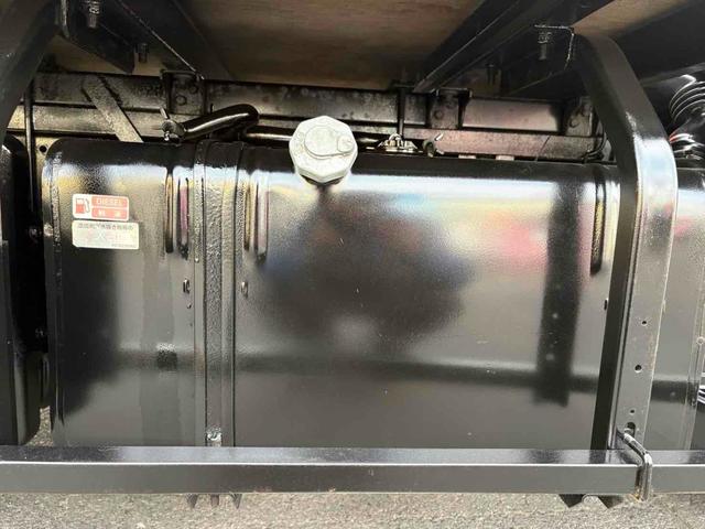 エルフトラック 　１．３５ｔ　４ＷＤ　トラック　パネルバン　ＡＴ　後輪ダブル　ＥＴＣ　バックカメラ　キーレスエントリー　エアコン　パワーウィンドウ　外装板金ペイント　長さ３５０ｃｍ　幅１７８ｃｍ　高さ１９６ｃｍ（12枚目）