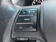 ステアリングホイールにオーディオ・リモート・コントロール・ボタンを配置。手を離さず、素早く安全に操作することができます。 3