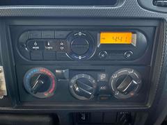 気温に合わせて直感的に操作することで、車内をいつでも快適に保てます。 3