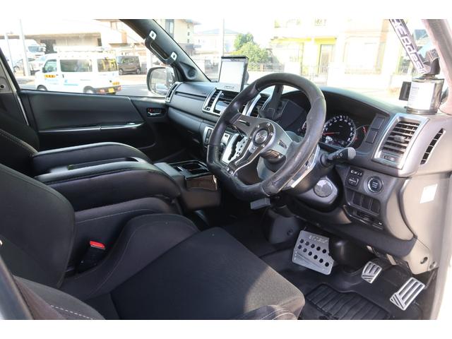 ハイエースバン スーパーＧＬ　ダークプライム　前席レカロシート　ベッドキット　フルセグナビ　フロント＆サイド＆バックカメラ　ＦＯＣＡＬスピーカー　ＭＴＳ２０インチ＆エアロ　３インチダウン　センター２本出しマフラー　カーボンリアスポイラー（3枚目）