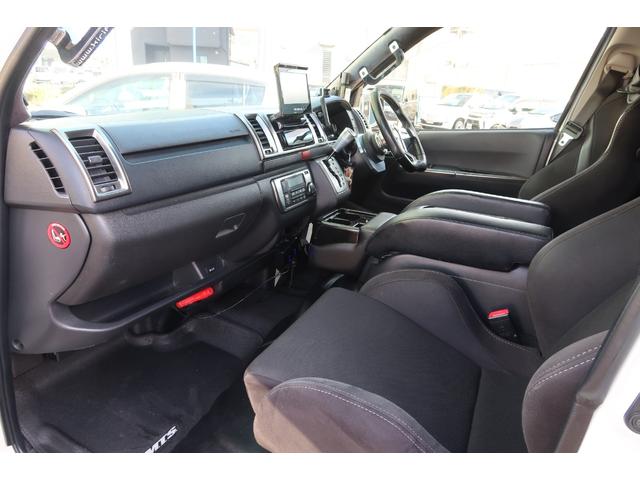 ハイエースバン スーパーＧＬ　ダークプライム　前席レカロシート　ベッドキット　フルセグナビ　フロント＆サイド＆バックカメラ　ＦＯＣＡＬスピーカー　ＭＴＳ２０インチ＆エアロ　３インチダウン　センター２本出しマフラー　カーボンリアスポイラー（4枚目）