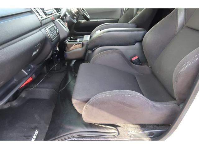 ハイエースバン スーパーＧＬ　ダークプライム　前席レカロシート　ベッドキット　フルセグナビ　フロント＆サイド＆バックカメラ　ＦＯＣＡＬスピーカー　ＭＴＳ２０インチ＆エアロ　３インチダウン　センター２本出しマフラー　カーボンリアスポイラー（6枚目）