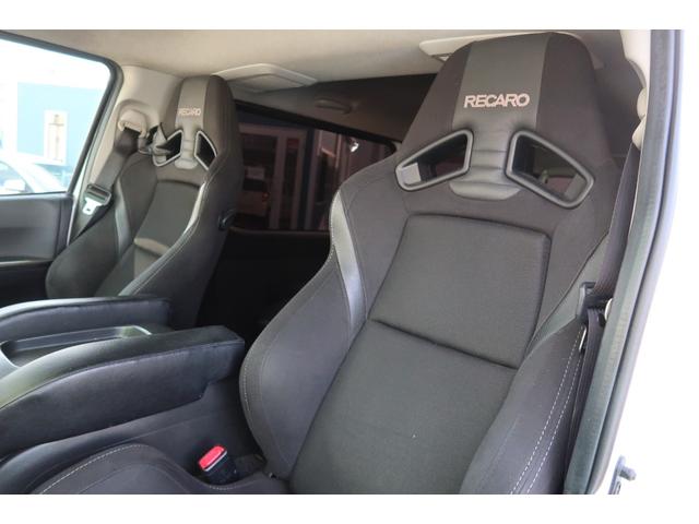 ハイエースバン スーパーＧＬ　ダークプライム　前席レカロシート　ベッドキット　フルセグナビ　フロント＆サイド＆バックカメラ　ＦＯＣＡＬスピーカー　ＭＴＳ２０インチ＆エアロ　３インチダウン　センター２本出しマフラー　カーボンリアスポイラー（7枚目）