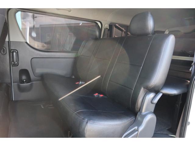 ハイエースバン スーパーＧＬ　ダークプライム　前席レカロシート　ベッドキット　フルセグナビ　フロント＆サイド＆バックカメラ　ＦＯＣＡＬスピーカー　ＭＴＳ２０インチ＆エアロ　３インチダウン　センター２本出しマフラー　カーボンリアスポイラー（8枚目）