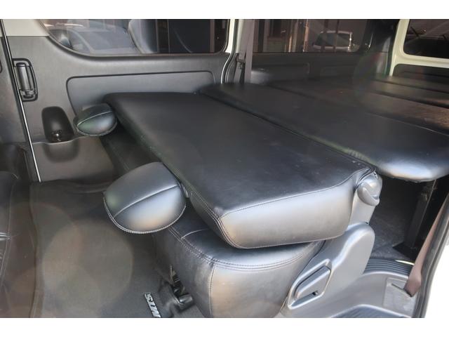 ハイエースバン スーパーＧＬ　ダークプライム　前席レカロシート　ベッドキット　フルセグナビ　フロント＆サイド＆バックカメラ　ＦＯＣＡＬスピーカー　ＭＴＳ２０インチ＆エアロ　３インチダウン　センター２本出しマフラー　カーボンリアスポイラー（9枚目）
