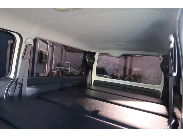 ハイエースバン スーパーＧＬ　ダークプライム　前席レカロシート　ベッドキット　フルセグナビ　フロント＆サイド＆バックカメラ　ＦＯＣＡＬスピーカー　ＭＴＳ２０インチ＆エアロ　３インチダウン　センター２本出しマフラー　カーボンリアスポイラー（10枚目）