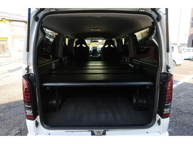 ハイエースバン スーパーＧＬ　ダークプライム　前席レカロシート　ベッドキット　フルセグナビ　フロント＆サイド＆バックカメラ　ＦＯＣＡＬスピーカー　ＭＴＳ２０インチ＆エアロ　３インチダウン　センター２本出しマフラー　カーボンリアスポイラー（11枚目）