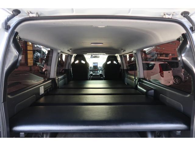 ハイエースバン スーパーＧＬ　ダークプライム　前席レカロシート　ベッドキット　フルセグナビ　フロント＆サイド＆バックカメラ　ＦＯＣＡＬスピーカー　ＭＴＳ２０インチ＆エアロ　３インチダウン　センター２本出しマフラー　カーボンリアスポイラー（12枚目）