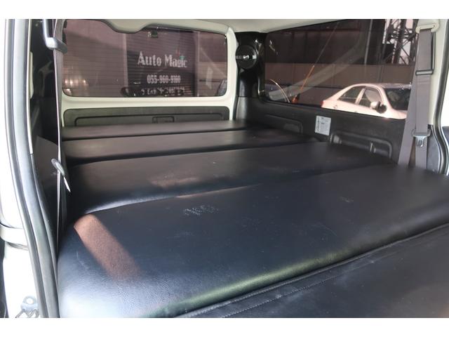 ハイエースバン スーパーＧＬ　ダークプライム　前席レカロシート　ベッドキット　フルセグナビ　フロント＆サイド＆バックカメラ　ＦＯＣＡＬスピーカー　ＭＴＳ２０インチ＆エアロ　３インチダウン　センター２本出しマフラー　カーボンリアスポイラー（16枚目）