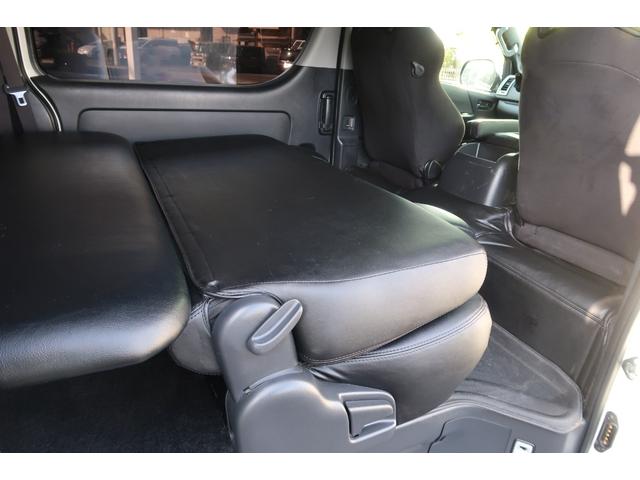 ハイエースバン スーパーＧＬ　ダークプライム　前席レカロシート　ベッドキット　フルセグナビ　フロント＆サイド＆バックカメラ　ＦＯＣＡＬスピーカー　ＭＴＳ２０インチ＆エアロ　３インチダウン　センター２本出しマフラー　カーボンリアスポイラー（17枚目）