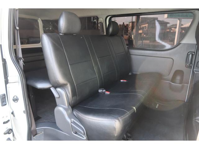 ハイエースバン スーパーＧＬ　ダークプライム　前席レカロシート　ベッドキット　フルセグナビ　フロント＆サイド＆バックカメラ　ＦＯＣＡＬスピーカー　ＭＴＳ２０インチ＆エアロ　３インチダウン　センター２本出しマフラー　カーボンリアスポイラー（18枚目）