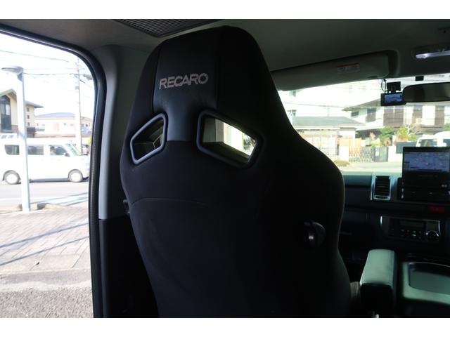 ハイエースバン スーパーＧＬ　ダークプライム　前席レカロシート　ベッドキット　フルセグナビ　フロント＆サイド＆バックカメラ　ＦＯＣＡＬスピーカー　ＭＴＳ２０インチ＆エアロ　３インチダウン　センター２本出しマフラー　カーボンリアスポイラー（19枚目）