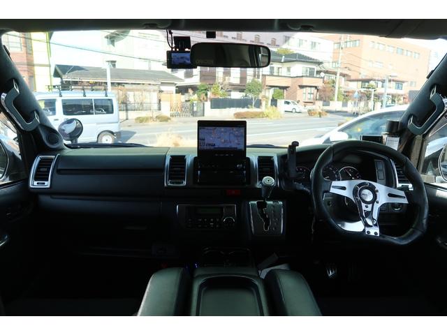 ハイエースバン スーパーＧＬ　ダークプライム　前席レカロシート　ベッドキット　フルセグナビ　フロント＆サイド＆バックカメラ　ＦＯＣＡＬスピーカー　ＭＴＳ２０インチ＆エアロ　３インチダウン　センター２本出しマフラー　カーボンリアスポイラー（25枚目）
