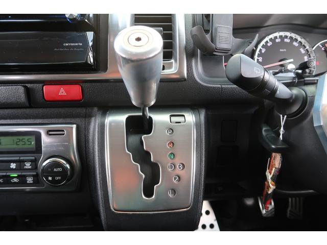 ハイエースバン スーパーＧＬ　ダークプライム　前席レカロシート　ベッドキット　フルセグナビ　フロント＆サイド＆バックカメラ　ＦＯＣＡＬスピーカー　ＭＴＳ２０インチ＆エアロ　３インチダウン　センター２本出しマフラー　カーボンリアスポイラー（30枚目）