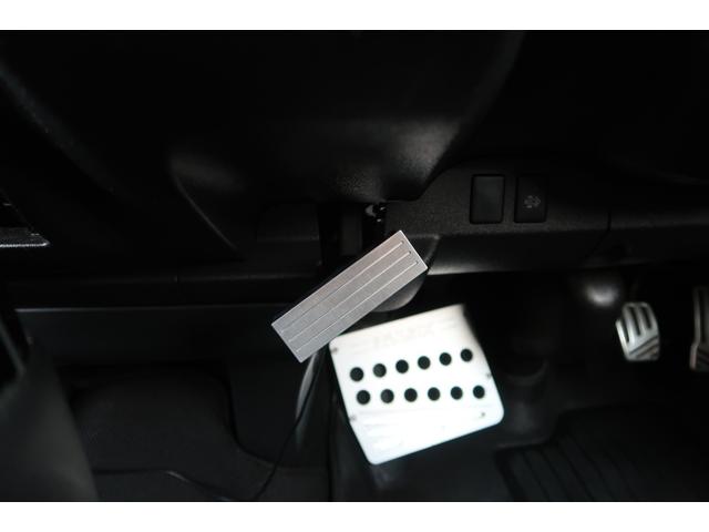 ハイエースバン スーパーＧＬ　ダークプライム　前席レカロシート　ベッドキット　フルセグナビ　フロント＆サイド＆バックカメラ　ＦＯＣＡＬスピーカー　ＭＴＳ２０インチ＆エアロ　３インチダウン　センター２本出しマフラー　カーボンリアスポイラー（31枚目）