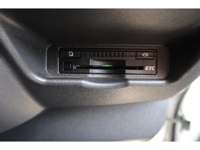 ハイエースバン スーパーＧＬ　ダークプライム　前席レカロシート　ベッドキット　フルセグナビ　フロント＆サイド＆バックカメラ　ＦＯＣＡＬスピーカー　ＭＴＳ２０インチ＆エアロ　３インチダウン　センター２本出しマフラー　カーボンリアスポイラー（36枚目）