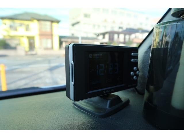 ハイエースバン スーパーＧＬ　ダークプライム　前席レカロシート　ベッドキット　フルセグナビ　フロント＆サイド＆バックカメラ　ＦＯＣＡＬスピーカー　ＭＴＳ２０インチ＆エアロ　３インチダウン　センター２本出しマフラー　カーボンリアスポイラー（37枚目）