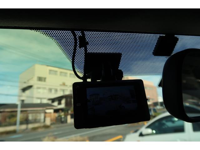 ハイエースバン スーパーＧＬ　ダークプライム　前席レカロシート　ベッドキット　フルセグナビ　フロント＆サイド＆バックカメラ　ＦＯＣＡＬスピーカー　ＭＴＳ２０インチ＆エアロ　３インチダウン　センター２本出しマフラー　カーボンリアスポイラー（41枚目）