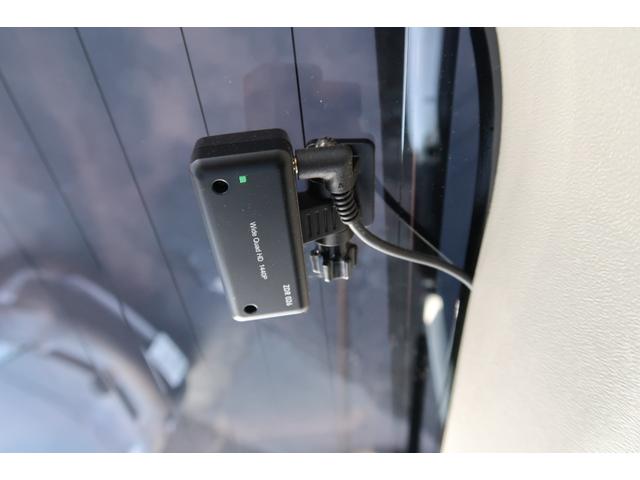 ハイエースバン スーパーＧＬ　ダークプライム　前席レカロシート　ベッドキット　フルセグナビ　フロント＆サイド＆バックカメラ　ＦＯＣＡＬスピーカー　ＭＴＳ２０インチ＆エアロ　３インチダウン　センター２本出しマフラー　カーボンリアスポイラー（42枚目）