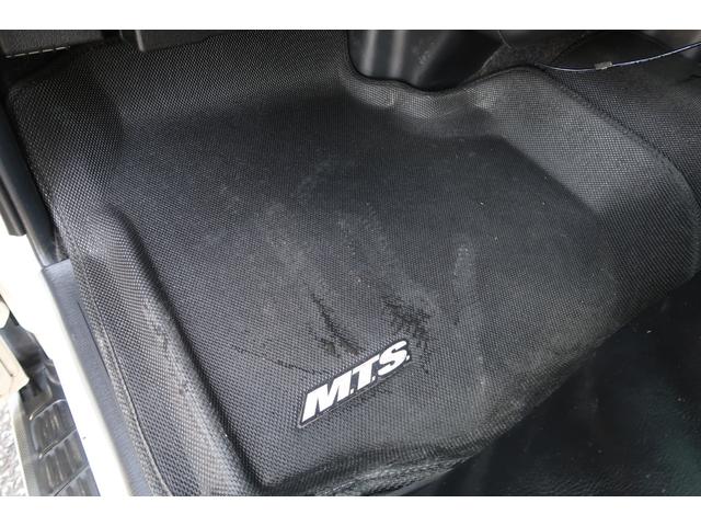 ハイエースバン スーパーＧＬ　ダークプライム　前席レカロシート　ベッドキット　フルセグナビ　フロント＆サイド＆バックカメラ　ＦＯＣＡＬスピーカー　ＭＴＳ２０インチ＆エアロ　３インチダウン　センター２本出しマフラー　カーボンリアスポイラー（45枚目）