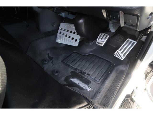 ハイエースバン スーパーＧＬ　ダークプライム　前席レカロシート　ベッドキット　フルセグナビ　フロント＆サイド＆バックカメラ　ＦＯＣＡＬスピーカー　ＭＴＳ２０インチ＆エアロ　３インチダウン　センター２本出しマフラー　カーボンリアスポイラー（48枚目）