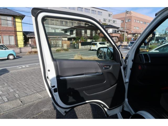 ハイエースバン スーパーＧＬ　ダークプライム　前席レカロシート　ベッドキット　フルセグナビ　フロント＆サイド＆バックカメラ　ＦＯＣＡＬスピーカー　ＭＴＳ２０インチ＆エアロ　３インチダウン　センター２本出しマフラー　カーボンリアスポイラー（49枚目）