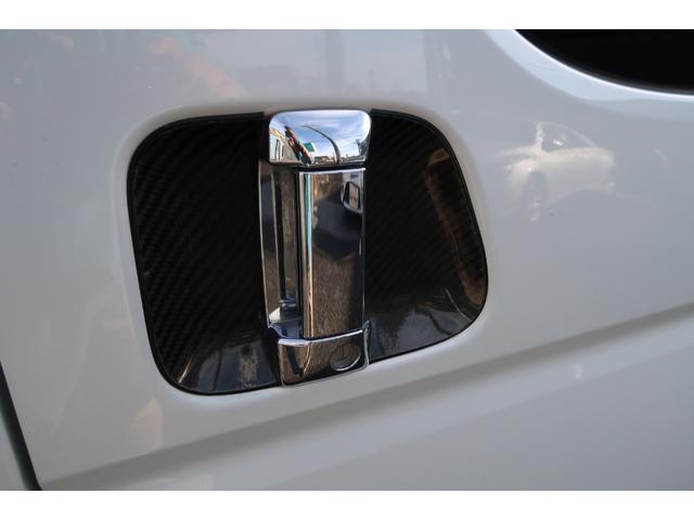 ハイエースバン スーパーＧＬ　ダークプライム　前席レカロシート　ベッドキット　フルセグナビ　フロント＆サイド＆バックカメラ　ＦＯＣＡＬスピーカー　ＭＴＳ２０インチ＆エアロ　３インチダウン　センター２本出しマフラー　カーボンリアスポイラー（60枚目）